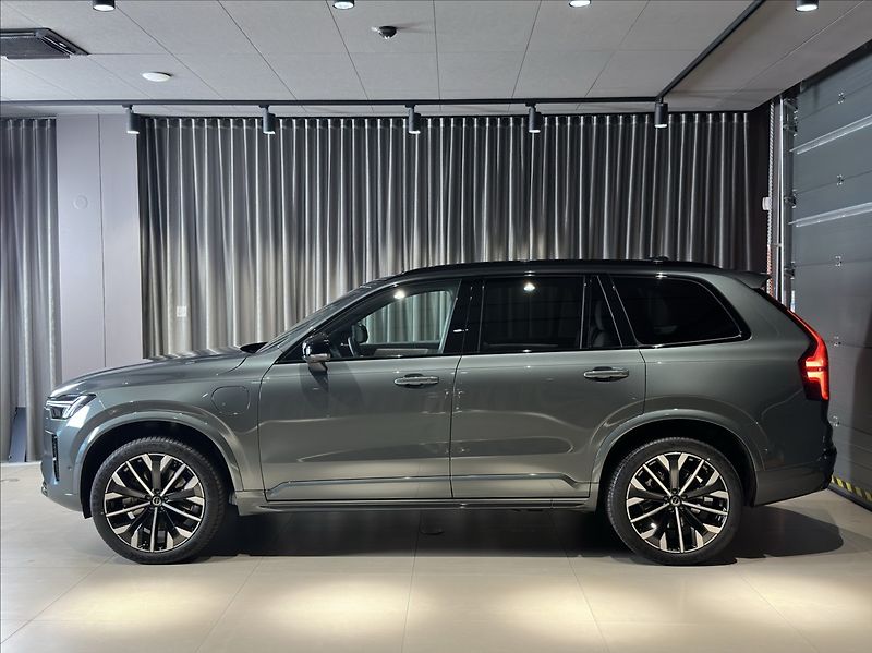 Volvo XC90 (2026) 2,0 T8  Plus Dark - fotka 2 z 37