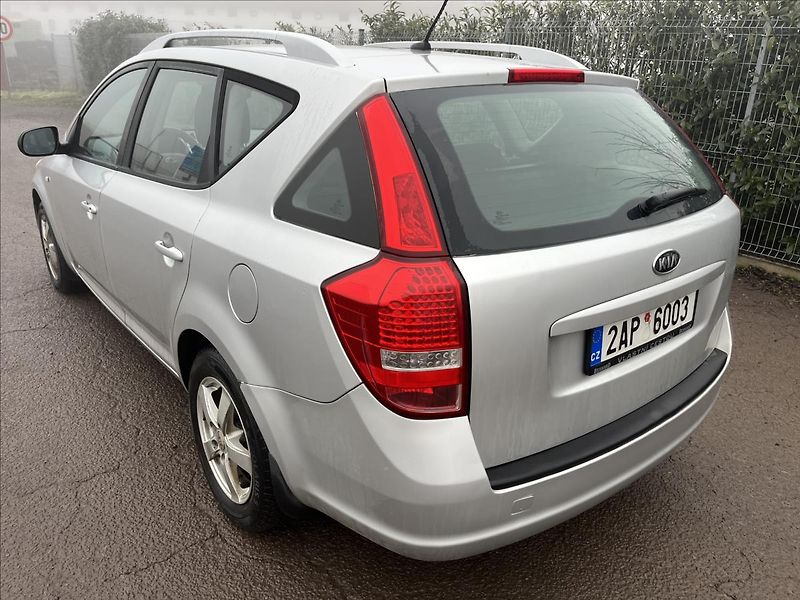 Kia Ceed 1,6 CRDi 16V KLIMA ALU SERVIS - fotka 8 z 29