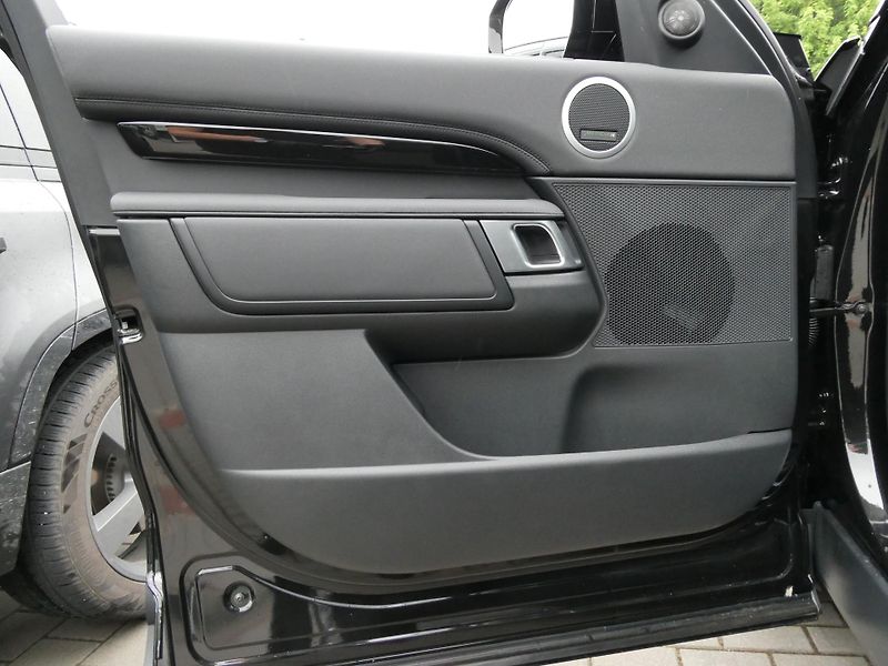 Land Rover Discovery 5 3,0  S D250 - fotka 15 z 36