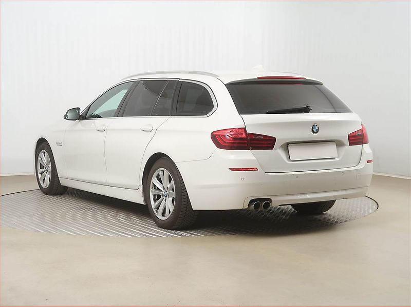 BMW Řada 5 (2015) 520d, Automat, Bi-Xenony - fotka 4 z 18