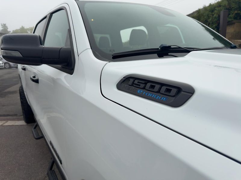 Dodge RAM 1500 (2023) Bighorn 5,7 Hemi Lonestar Crew - fotka 13 z 20