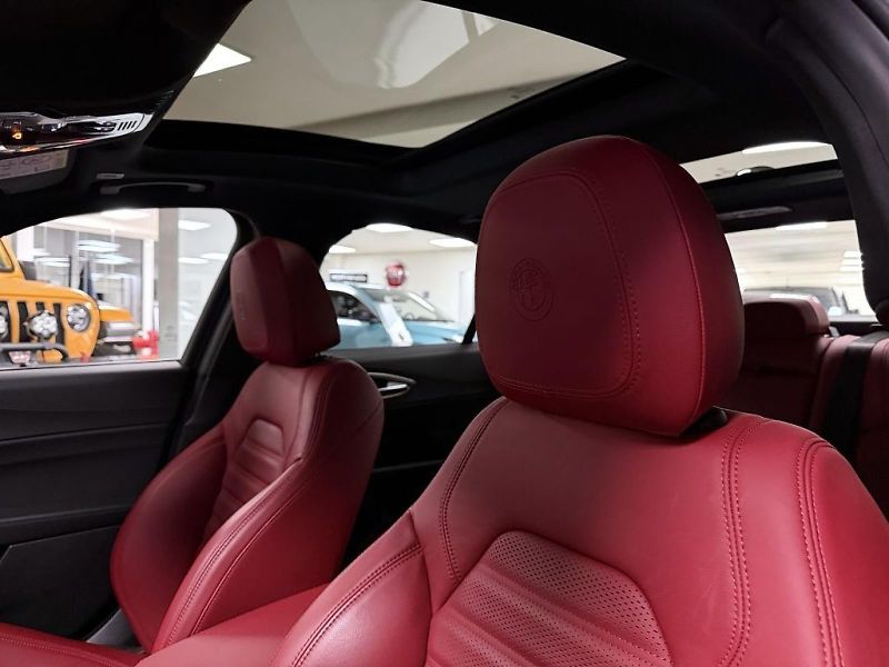 Alfa Romeo Giulia (2024) 2.0T 280k AT8 ZF Q4 4x4 Veloce - fotka 22 z 23