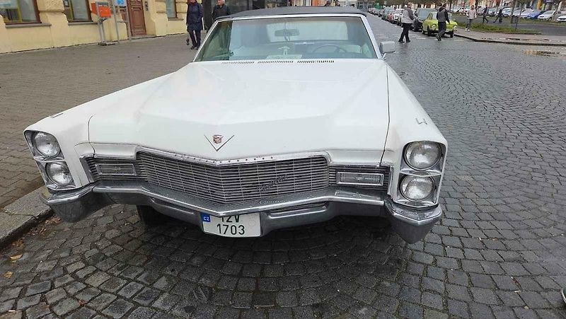 Z jedenáctého ročníku srazu autoveteránů na Husově náměstí v Rakovníku. Foto: Karel Fiala