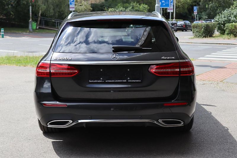 Mercedes-Benz Třídy E E 300D 4MATIC KOMBI AMG 195kW - fotka 12 z 50