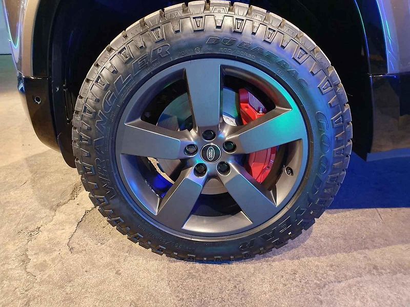 Land Rover Defender se představil v bývalé Pragovce v pražských Vysočanech.