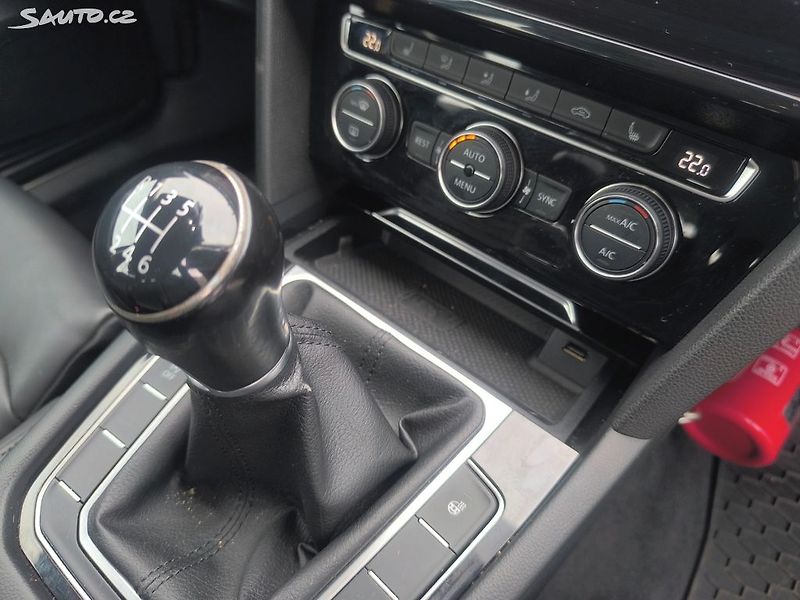 Volkswagen Passat R-LINE,MAX VÝBAVA,KRÁSNÝ,1.MAJ - fotka 19 z 29