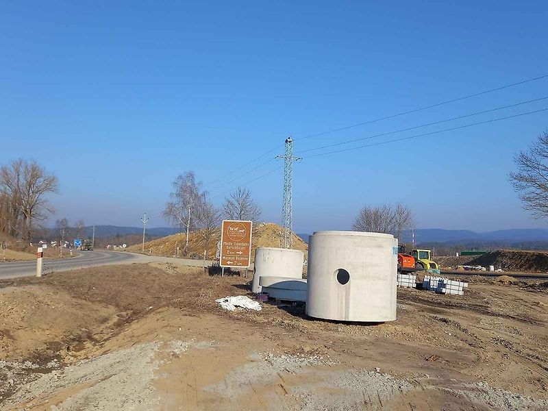 Stavba D3 u Dolního Dvořiště s novou silnicí k Rybníku.