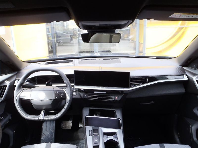 Opel Grandland Ultimate Hybrid 1.2T 107kW - fotka 13 z 37