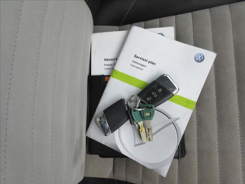 Volkswagen Passat 2,0 TDI DSG 4 Motion Highline - fotka 19 z 20
