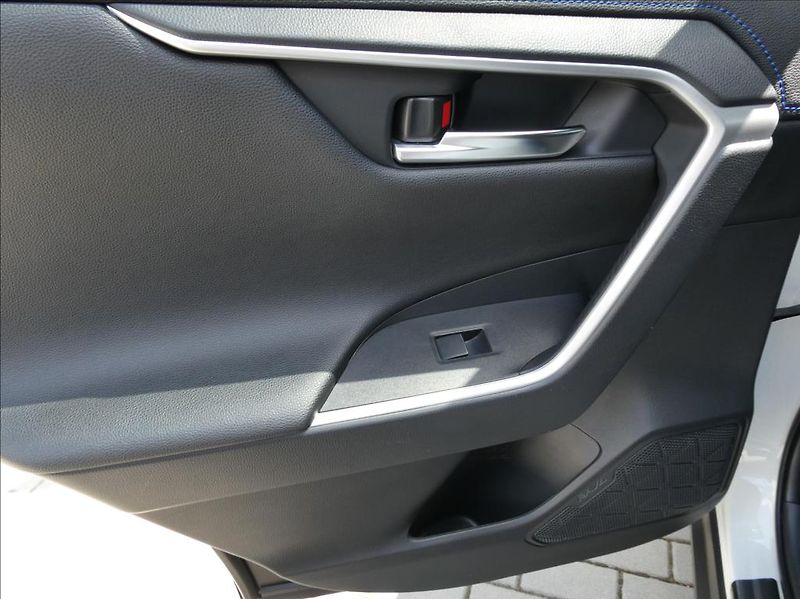 Toyota RAV4 2,5 Hybrid,1.maj,ČR,tažné - fotka 18 z 33