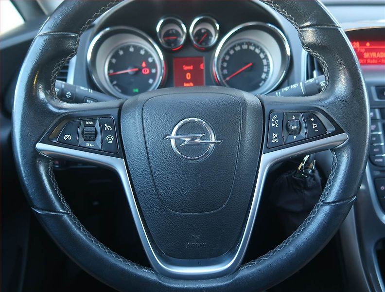 Opel Astra (2013) 1.6 16V, Tempomat - fotka 15 z 16