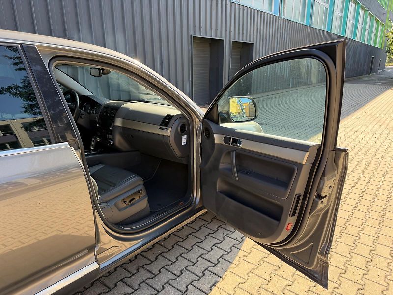 Volkswagen Touareg 3,0 TDi V6 4-motion /servis.k. - fotka 19 z 33