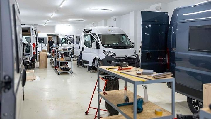 Výroba obytných vozů již probíhá na lince se specializovanými pracovišti