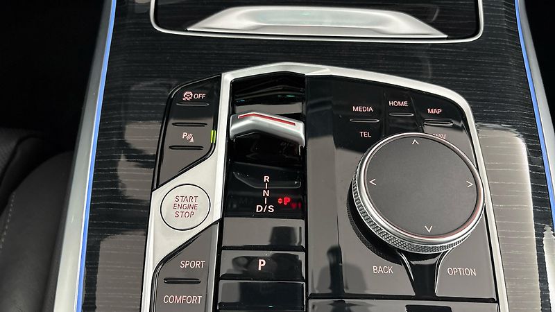 BMW X7 40i AUT xDrive M-paket - fotka 26 z 37