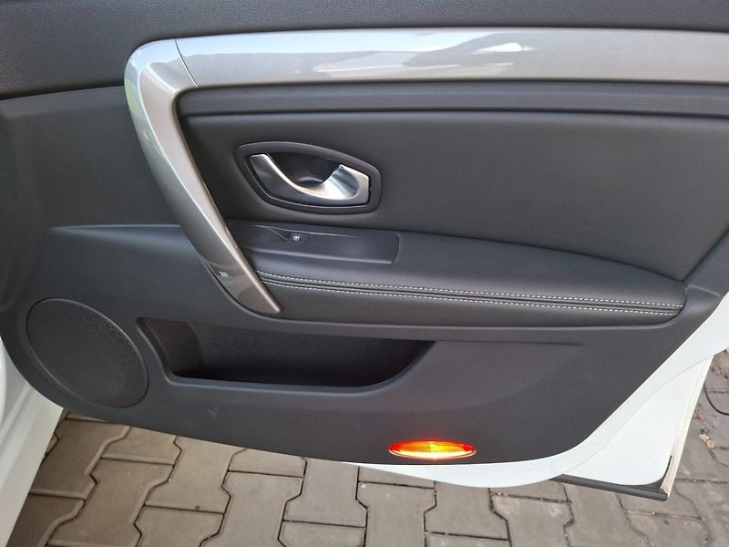 Renault Laguna (2013) 2.0dCi 110kW BLACK EDITION - fotka 21 z 33
