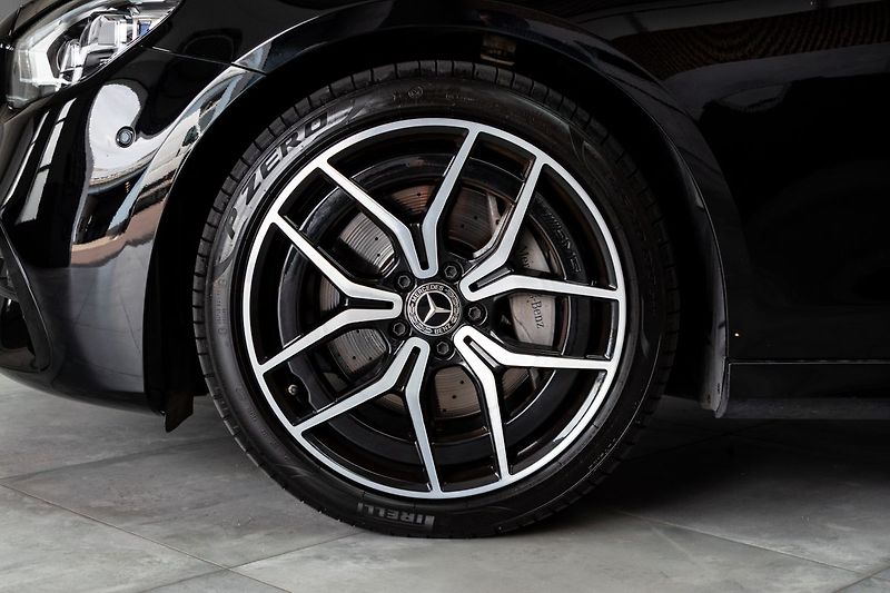 Mercedes-Benz Třídy E E 220d AMG*4MATIC*TAŽNÉ*ACC*ČR - fotka 43 z 52