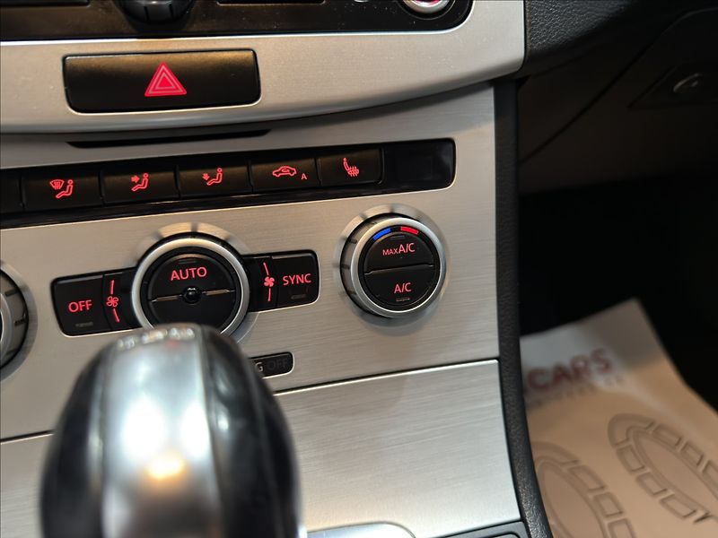 Volkswagen Passat 2,0   TDI DSG R-LINE 130kW NAV - fotka 18 z 39