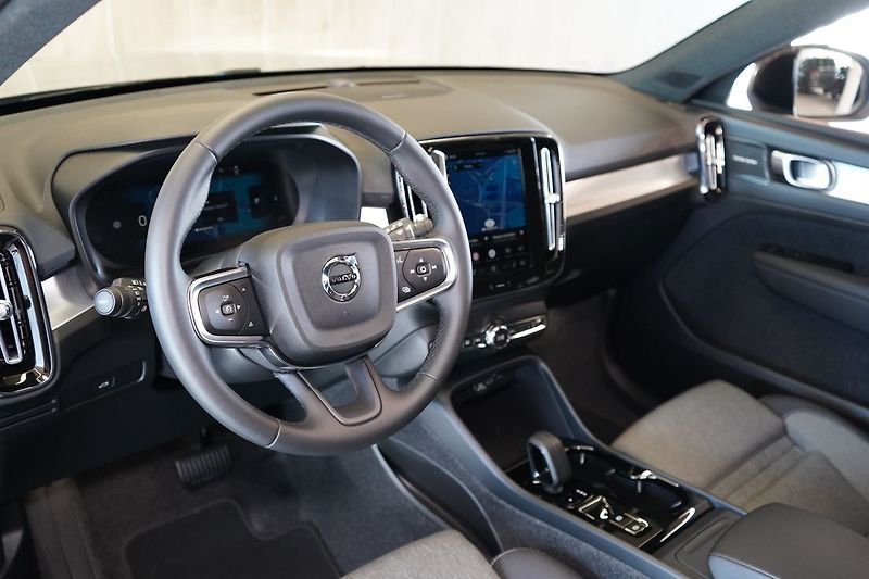 Volvo XC40 B3 Plus Dark, ACC, BLIS - fotka 16 z 43