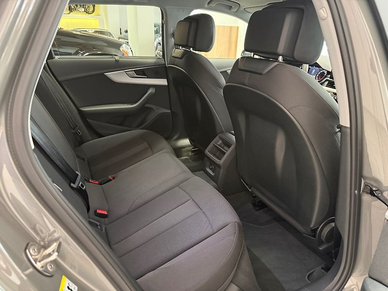 Audi A4 Allroad (2023) 3.0 TDI Quattro 210 kW - fotka 12 z 31