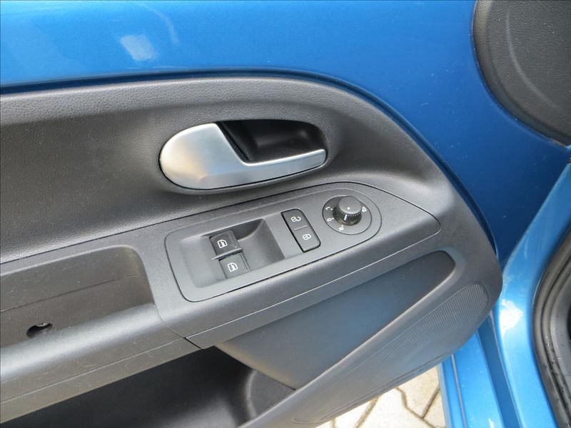 Volkswagen up! 1,0 MPi 5dv Digiklima Výhřev - fotka 11 z 16