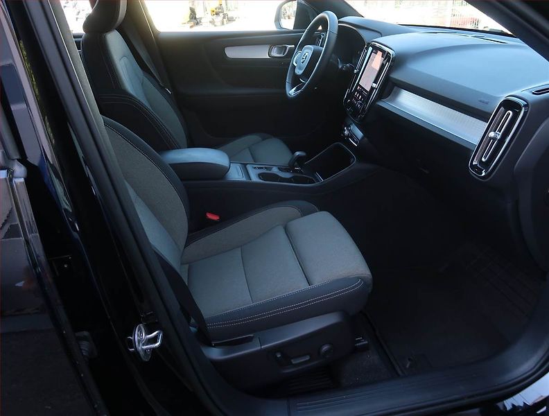Volvo XC40 (2022) B4 - fotka 9 z 21