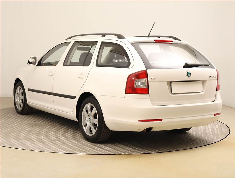 Škoda Octavia (2011) 1.6 TDI, nová STK, servisované - fotka 4 z 16