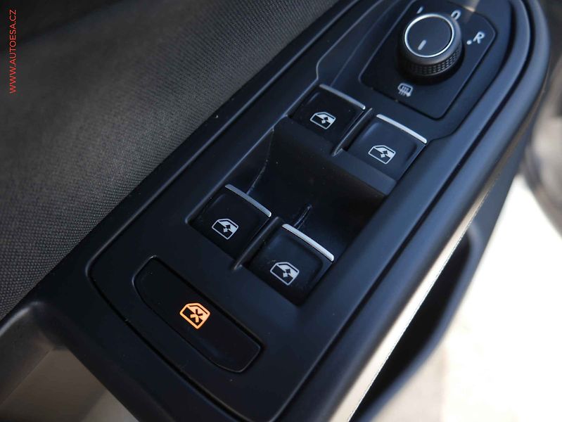 Volkswagen Golf (2020) 1.5 TSi, ČR, AC, LED, kmara - fotka 17 z 19