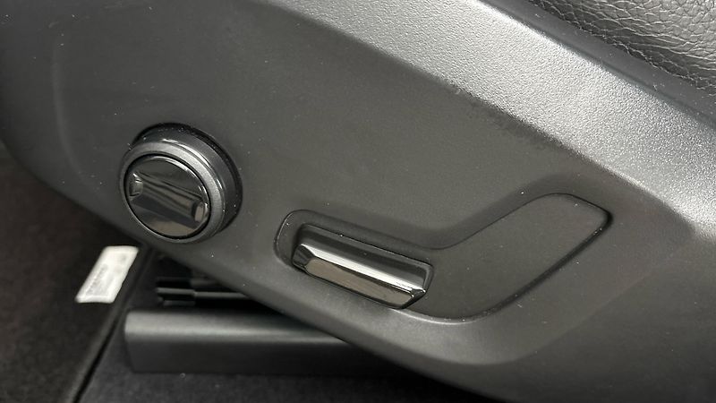 Volvo XC60 2.0 B4 AUT AWD Momentum Pro - fotka 22 z 28