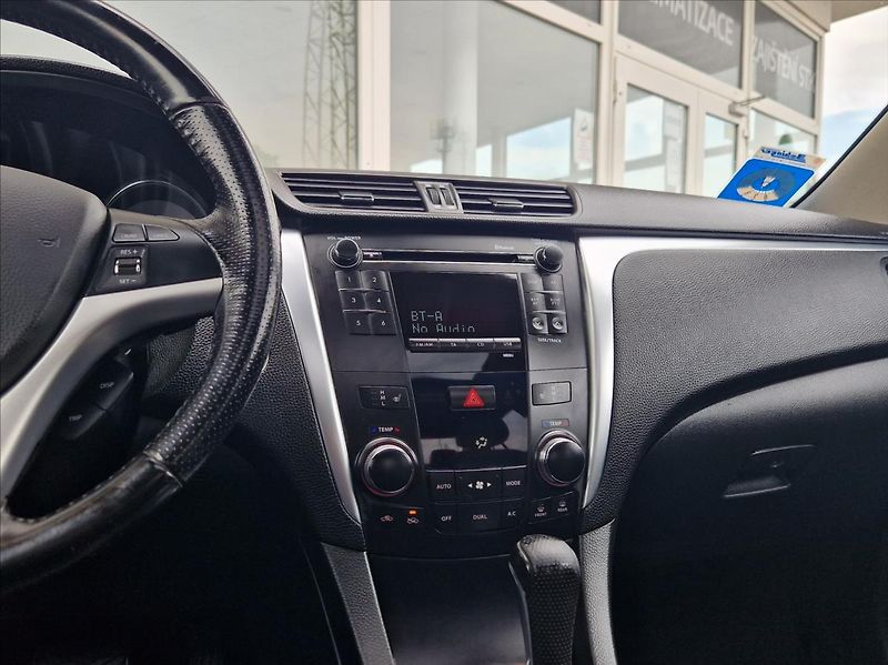 Suzuki Kizashi 2,4 i 4x4 XENON AC ŠÍBR VÝHŘEV - fotka 29 z 37