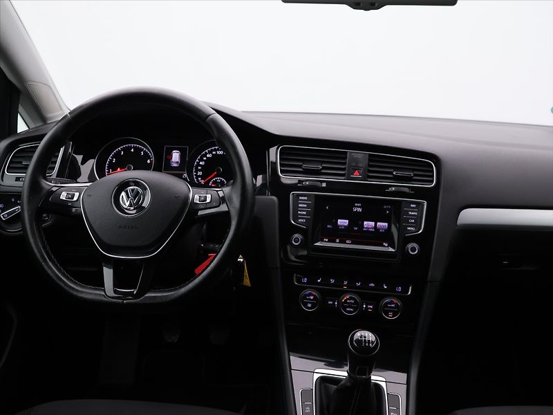 Volkswagen Golf 1,4 TSI 92kW Cup 1.Maj Navi - fotka 25 z 33