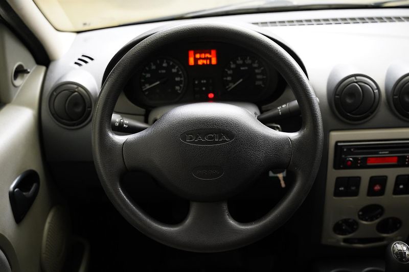 Dacia Logan - fotka 13 z 21