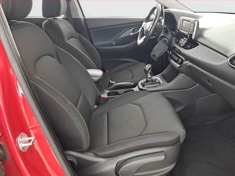 Hyundai i30 (2018) Comfort 1.4 T-GDI, Serv.kniha - fotka 9 z 16
