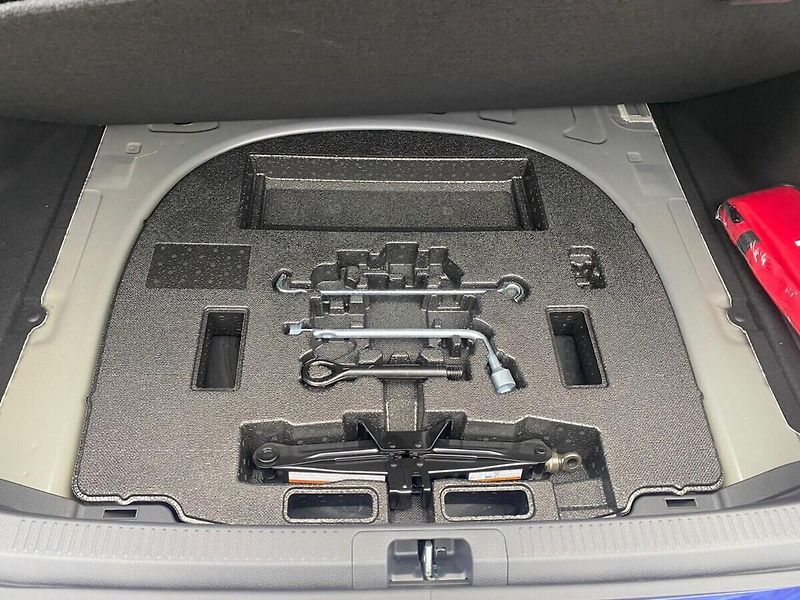 Toyota Camry 2,5 Hybrid Executive VIP - fotka 38 z 38