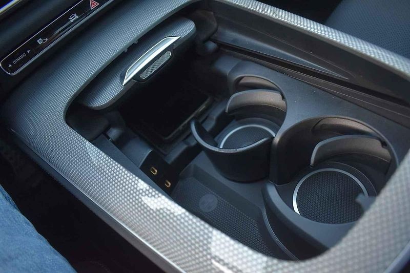 Nový Mercedes-E je současně důstojný i naprosto moderní