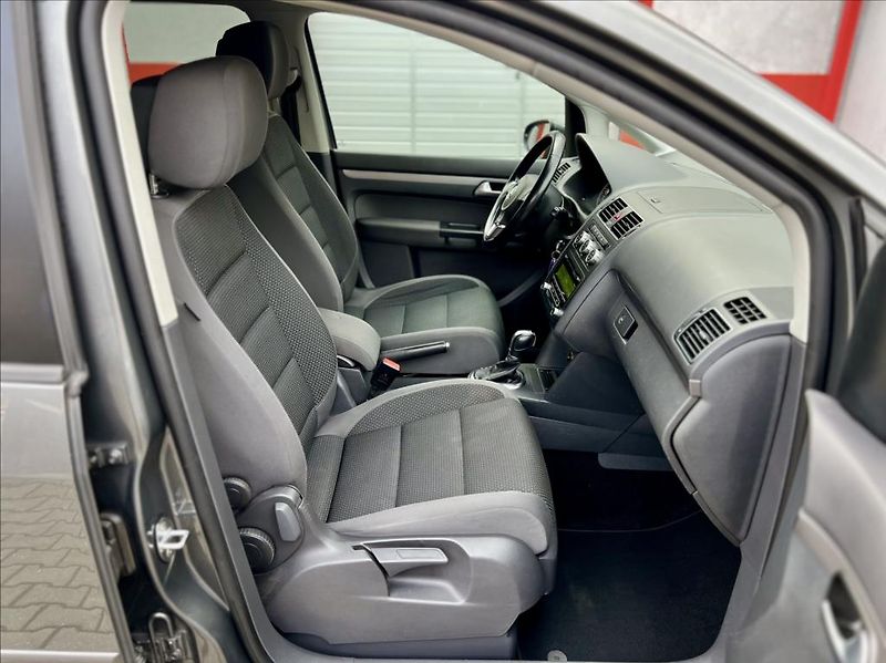 Volkswagen Touran 1,6 TDi / KLIMA / 7MÍST / DSG - fotka 22 z 39