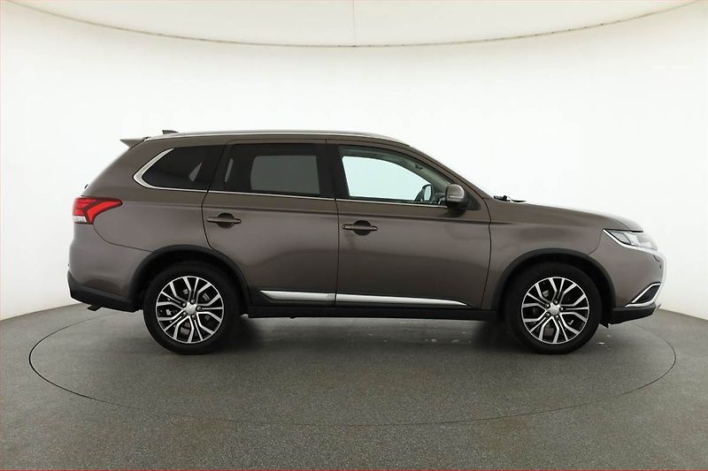 Mitsubishi Outlander (2017) 2.2 DI-D, 4X4, Automat - fotka 6 z 21