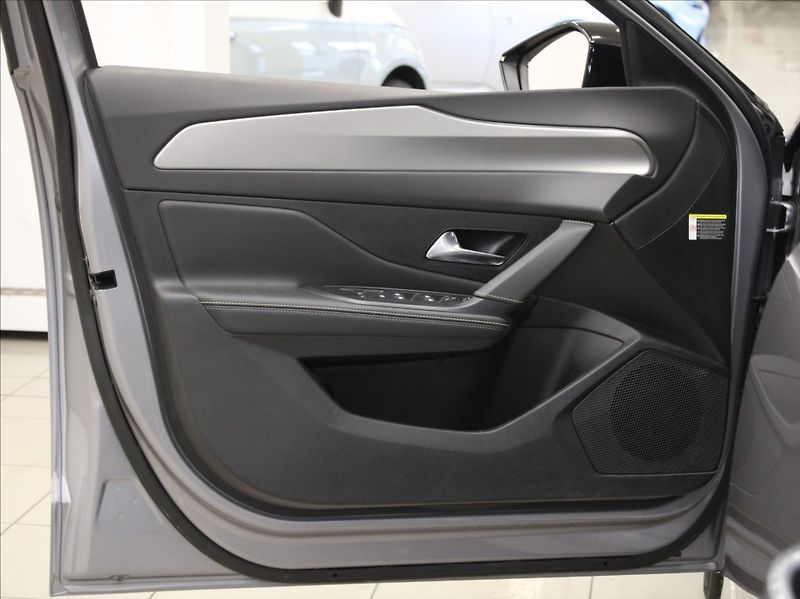 Peugeot 308 1,2 PT 96kW AT GT 29tkm. AKCE - fotka 18 z 25