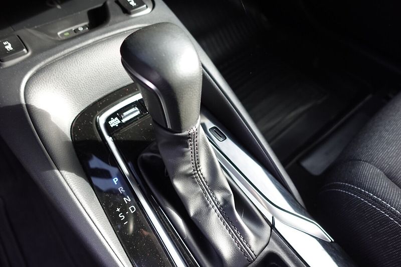 Toyota Corolla 2,0HSD 112kW Comfort Tech - fotka 20 z 32