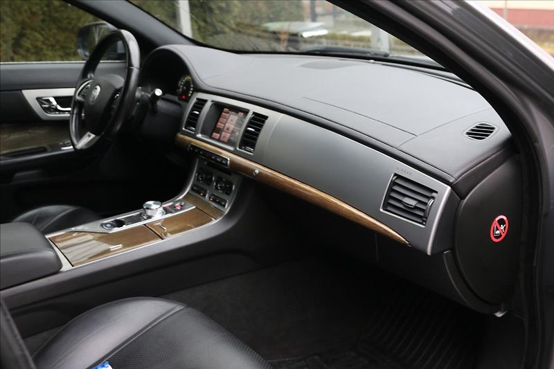 Jaguar XF 3,0 ČR, Automat, Navigace - fotka 27 z 46