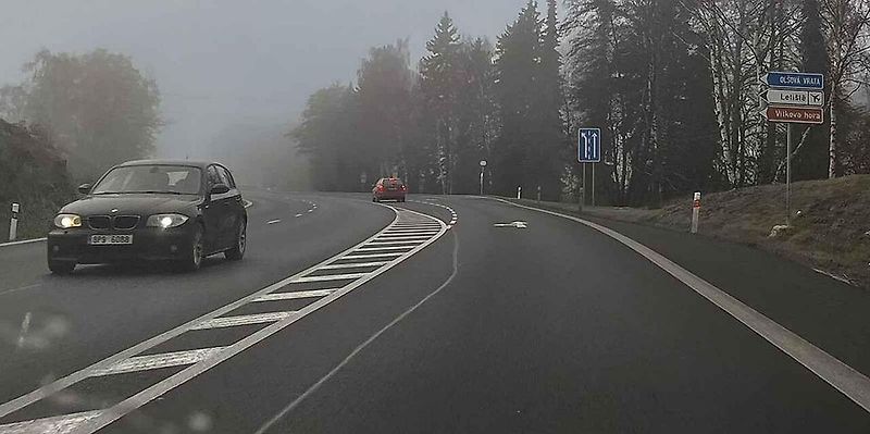 Silnice I/6 u Karlových Varů.