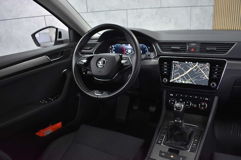 Škoda Superb 2.0 TDI REZERVACE - fotka 8 z 43