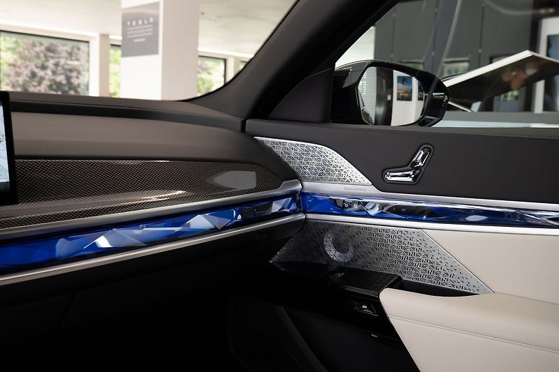 BMW Ostatní M70 xDrive Bower&Wilkins Diamo - fotka 17 z 23