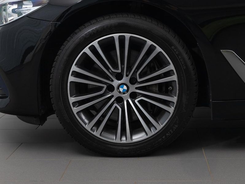 BMW Řada 5 540i xDrive Touring - fotka 6 z 22
