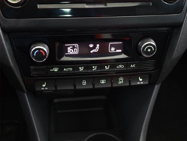 Škoda Rapid (2018) Spaceback 1.0 TSI, Xenony - fotka 12 z 19