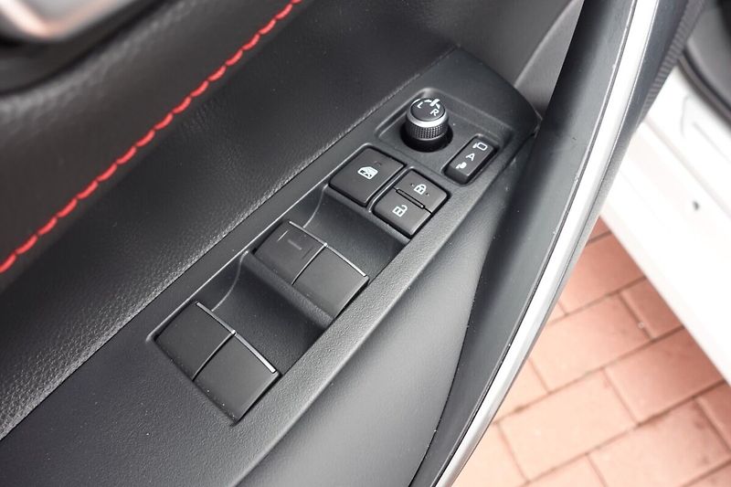 Toyota Corolla 1,8 HEV GR Sport Dynamic - fotka 10 z 31