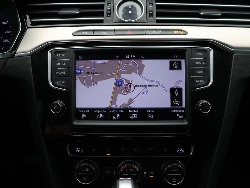 Volkswagen Passat 2,0 TDI 140k DSG Highline CZ - fotka 17 z 27