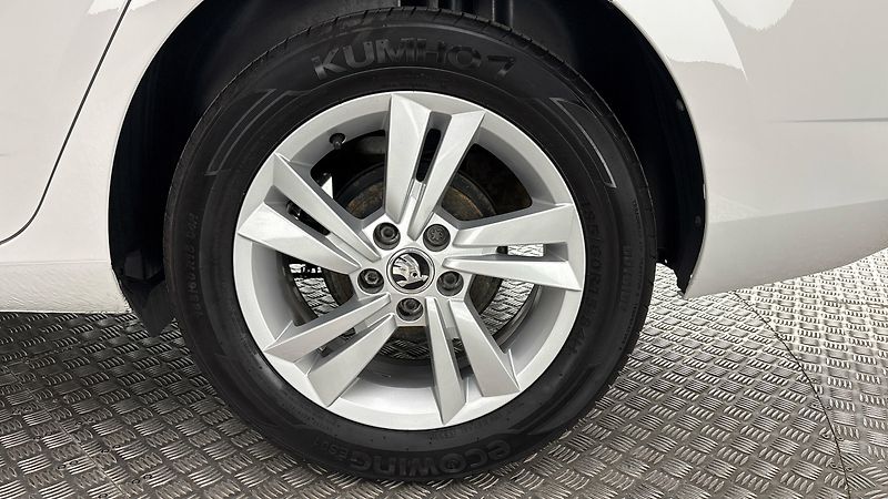 Škoda Fabia 1.0 TSI Ambition Combi - fotka 19 z 23