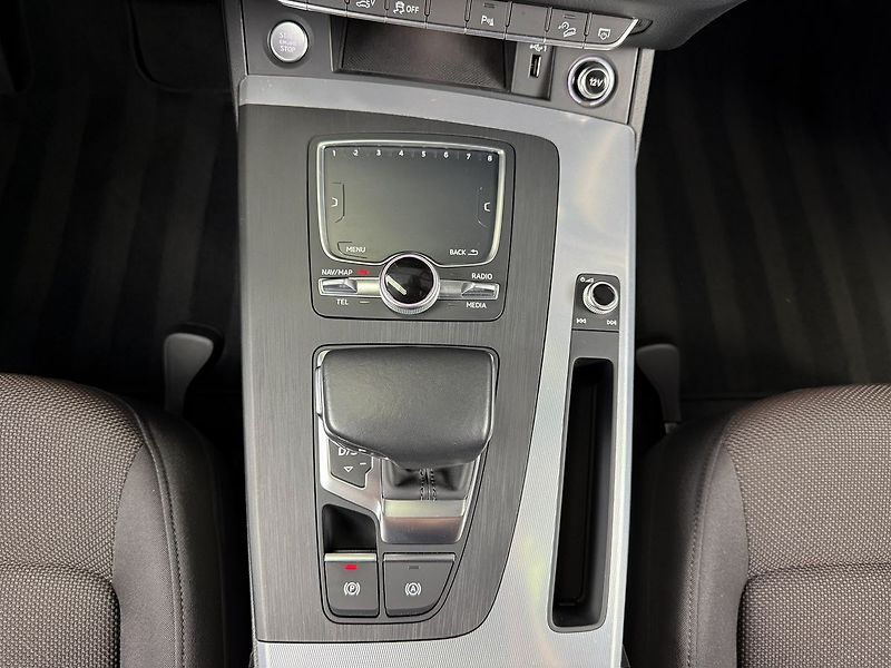 Audi Q5 2.0 PHEV QUATTRO S-LINE, PANO, - fotka 23 z 30