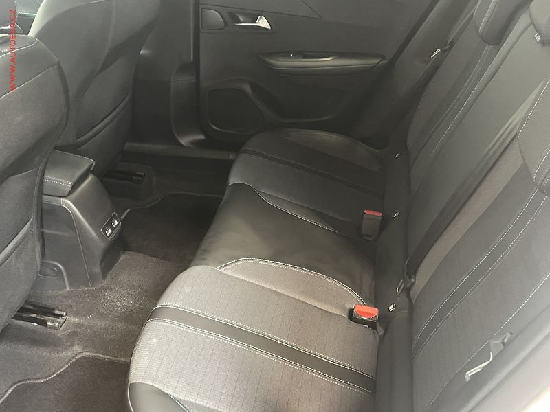 Peugeot 2008 (2022) 1.5 HDi, Allure, AT, LED - fotka 10 z 17