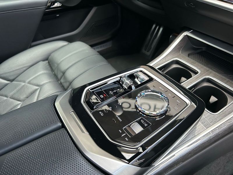 BMW Ostatní M760e xDrive, B&W Diamond TOP - fotka 31 z 35